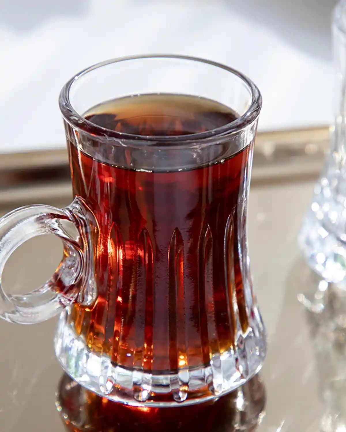 İngiliz Ev Dekorasyonunda Kulplu Bardakların Estetik ve Fonksiyonel Önemi