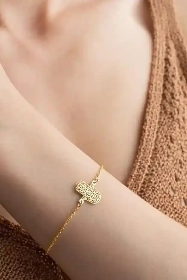 Zarif Takıların Dekorasyondaki Rolü ve Estetik Önemi Üzerine Analiz